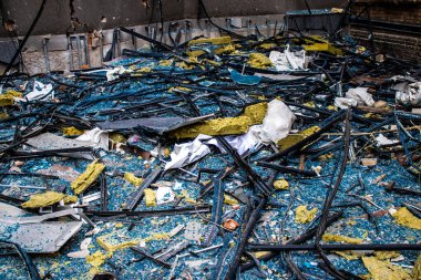 Büyük Rus füze saldırıları sonrasında Samsung ofis binasının etrafını enkaz yığınları sardı. Patlamanın yol açtığı patlama her yöne cam ve metal parçaları gönderdi. Bu da geniş çaplı ikincil hasara yol açtı.
