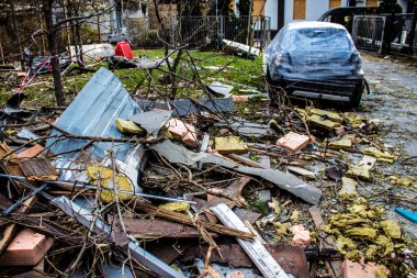 Büyük Rus füze saldırıları sonrasında Samsung ofis binasının etrafını enkaz yığınları sardı. Patlamanın yol açtığı patlama her yöne cam ve metal parçaları gönderdi. Bu da geniş çaplı ikincil hasara yol açtı.