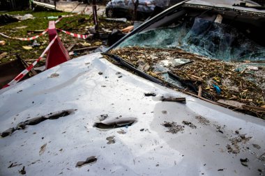 Büyük Rus füze saldırıları sonrası Samsung ofis binasının etrafındaki arabalar ağır darbe aldı. Araçlardaki hasar çok büyük ve birkaçı yok edildi..
