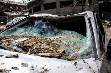 Büyük Rus füze saldırıları sonrası Samsung ofis binasının etrafındaki arabalar ağır darbe aldı. Araçlardaki hasar çok büyük ve birkaçı yok edildi..