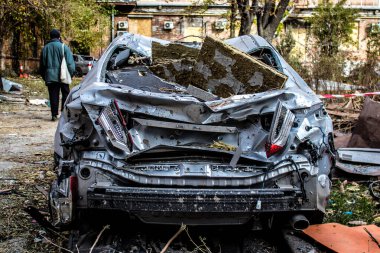 Büyük Rus füze saldırıları sonrası Samsung ofis binasının etrafındaki arabalar ağır darbe aldı. Araçlardaki hasar çok büyük ve birkaçı yok edildi..