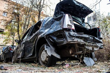 Büyük Rus füze saldırıları sonrası Samsung ofis binasının etrafındaki arabalar ağır darbe aldı. Araçlardaki hasar çok büyük ve birkaçı yok edildi..