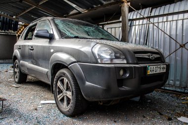 Büyük Rus füze saldırıları sonrası Samsung ofis binasının etrafındaki arabalar ağır darbe aldı. Araçlardaki hasar çok büyük ve birkaçı yok edildi..