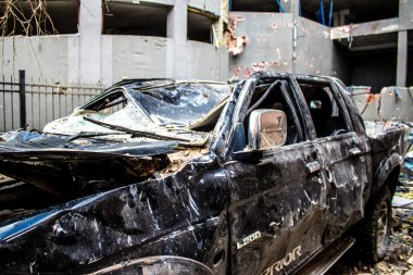 Büyük Rus füze saldırıları sonrası Samsung ofis binasının etrafındaki arabalar ağır darbe aldı. Araçlardaki hasar çok büyük ve birkaçı yok edildi..