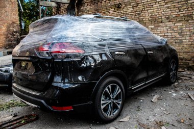 Büyük Rus füze saldırıları sonrası Samsung ofis binasının etrafındaki arabalar ağır darbe aldı. Araçlardaki hasar çok büyük ve birkaçı yok edildi..