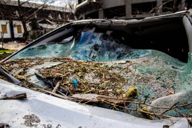 Büyük Rus füze saldırıları sonrasında Samsung ofis binasının etrafını enkaz yığınları sardı. Patlamanın yol açtığı patlama her yöne cam ve metal parçaları gönderdi. Bu da geniş çaplı ikincil hasara yol açtı.