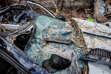 Büyük Rus füze saldırıları sonrası Samsung ofis binasının etrafındaki arabalar ağır darbe aldı. Araçlardaki hasar çok büyük ve birkaçı yok edildi..