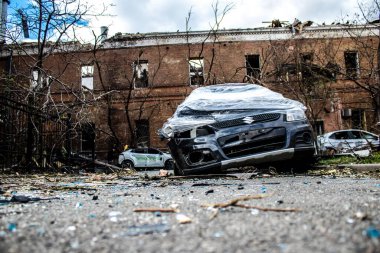Büyük Rus füze saldırıları sonrası Samsung ofis binasının etrafındaki arabalar ağır darbe aldı. Araçlardaki hasar çok büyük ve birkaçı yok edildi..