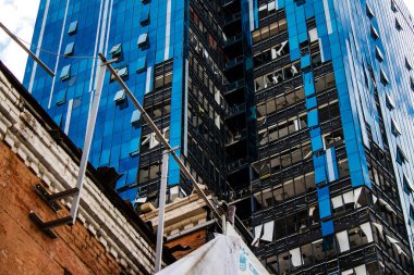 Büyük Rus füze saldırılarından sonra, tren istasyonu yakınlarındaki Samsung ofis binası ağır darbe aldı. Ön cephe ve pencereler büyük hasar gördü. Bina daha fazla işgal edilemez.