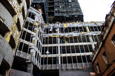 Büyük Rus füze saldırılarından sonra, tren istasyonu yakınlarındaki Samsung ofis binası ağır darbe aldı. Ön cephe ve pencereler büyük hasar gördü. Bina daha fazla işgal edilemez.