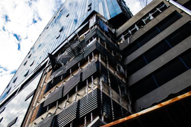 Büyük Rus füze saldırılarından sonra, tren istasyonu yakınlarındaki Samsung ofis binası ağır darbe aldı. Ön cephe ve pencereler büyük hasar gördü. Bina daha fazla işgal edilemez.