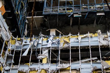 Büyük Rus füze saldırılarından sonra, tren istasyonu yakınlarındaki Samsung ofis binası ağır darbe aldı. Ön cephe ve pencereler büyük hasar gördü. Bina daha fazla işgal edilemez.