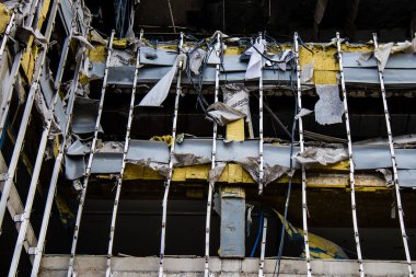 Büyük Rus füze saldırılarından sonra, tren istasyonu yakınlarındaki Samsung ofis binası ağır darbe aldı. Ön cephe ve pencereler büyük hasar gördü. Bina daha fazla işgal edilemez.