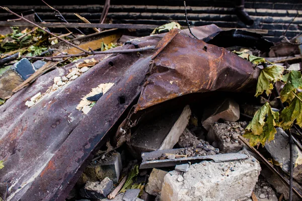 Büyük Rus füze saldırıları sonrasında Samsung ofis binasının etrafını enkaz yığınları sardı. Patlamanın yol açtığı patlama her yöne cam ve metal parçaları gönderdi. Bu da geniş çaplı ikincil hasara yol açtı.