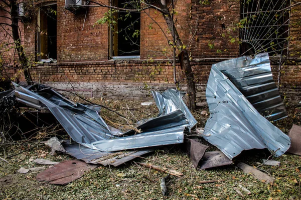 Resultado Ataques Maciços Mísseis Russos Detritos Espalhando Chão Torno Prédio — Fotografia de Stock