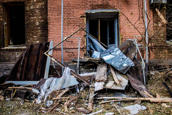 Massale Russische Raketaanvallen Puin Grond Rond Het Samsung Kantoorgebouw Ontploffing — Stockfoto