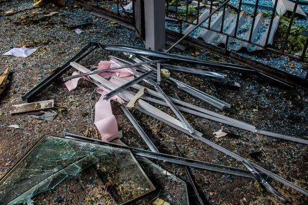 Dopo Massicci Attacchi Missilistici Russi Detriti Che Ricoprono Terreno Intorno — Foto Stock