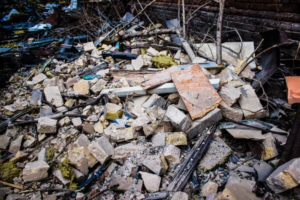 Resultado Ataques Maciços Mísseis Russos Detritos Espalhando Chão Torno Prédio — Fotografia de Stock