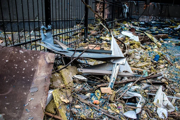 在俄罗斯大规模导弹袭击之后 三星电子办公大楼周围的地面上到处都是碎片 爆炸造成的爆炸使玻璃和金属碎片四面楚歌 造成了巨大的二次伤害 许多人伤势严重 — 图库照片