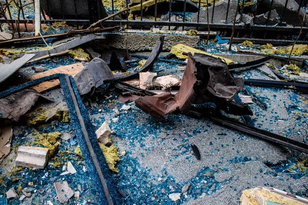 在俄罗斯大规模导弹袭击之后 三星电子办公大楼周围的地面上到处都是碎片 爆炸造成的爆炸使玻璃和金属碎片四面楚歌 造成了巨大的二次伤害 许多人伤势严重 — 图库照片