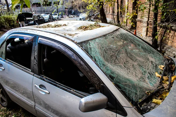 Büyük Rus Füze Saldırıları Sonrası Samsung Ofis Binasının Etrafındaki Arabalar — Stok fotoğraf
