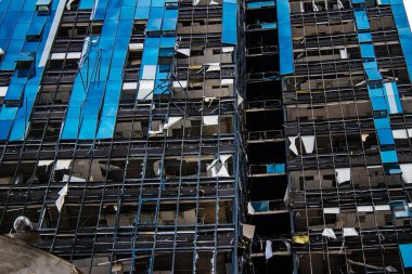 Büyük Rus füze saldırılarından sonra, tren istasyonu yakınlarındaki Samsung ofis binası ağır darbe aldı. Ön cephe ve pencereler büyük hasar gördü. Bina daha fazla işgal edilemez.