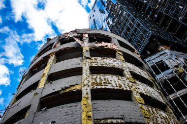 Büyük Rus füze saldırılarından sonra, tren istasyonu yakınlarındaki Samsung ofis binası ağır darbe aldı. Ön cephe ve pencereler büyük hasar gördü. Bina daha fazla işgal edilemez.