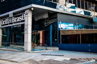 Büyük Rus füze saldırılarından sonra, tren istasyonu yakınlarındaki Samsung ofis binası ağır darbe aldı. Ön cephe ve pencereler büyük hasar gördü. Bina daha fazla işgal edilemez.