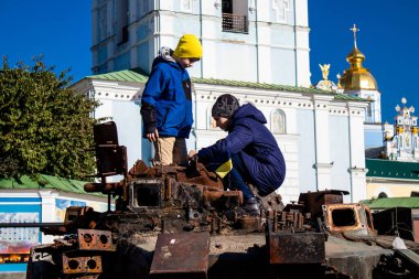 Ukrayna, Kyiv 'deki Mykhailivska Meydanı' ndaki imha edilmiş Rus askeri teçhizatı sergisinde, 16 Ekim 2022 Ukraynalı çocuklar imha edilmiş Rus askeri teçhizatıyla eğleniyorlar, burayı oyun alanı olarak kullanıyorlar..