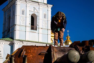 Ukrayna, Kyiv 'deki Mykhailivska Meydanı' ndaki imha edilmiş Rus askeri teçhizatı sergisinde, 16 Ekim 2022 Ukraynalı çocuklar imha edilmiş Rus askeri teçhizatıyla eğleniyorlar, burayı oyun alanı olarak kullanıyorlar..
