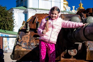 Ukrayna, Kyiv 'deki Mykhailivska Meydanı' ndaki imha edilmiş Rus askeri teçhizatı sergisinde, 16 Ekim 2022 Ukraynalı çocuklar imha edilmiş Rus askeri teçhizatıyla eğleniyorlar, burayı oyun alanı olarak kullanıyorlar..