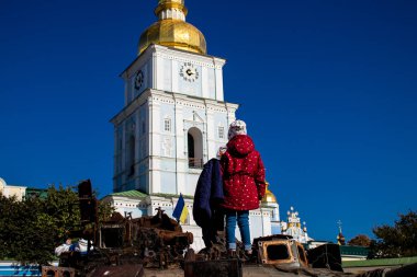 Ukrayna, Kyiv 'deki Mykhailivska Meydanı' ndaki imha edilmiş Rus askeri teçhizatı sergisinde, 16 Ekim 2022 Ukraynalı çocuklar imha edilmiş Rus askeri teçhizatıyla eğleniyorlar, bunu bir oyun grubu olarak kullanıyorlar.
