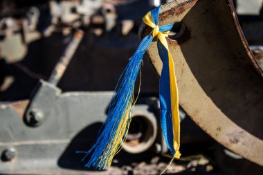 Ukrayna, Kyiv 'deki Mykhailivska Meydanı' ndaki imha edilmiş Rus askeri teçhizatı sergisinde, 16 Ekim 2022 Ukraynalı çocuklar imha edilmiş Rus askeri teçhizatıyla eğleniyorlar, bunu bir oyun grubu olarak kullanıyorlar.