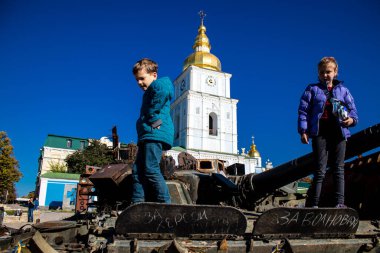 Ukrayna, Kyiv 'deki Mykhailivska Meydanı' ndaki imha edilmiş Rus askeri teçhizatı sergisinde, 16 Ekim 2022 Ukraynalı çocuklar imha edilmiş Rus askeri teçhizatıyla eğleniyorlar, bunu bir oyun grubu olarak kullanıyorlar.