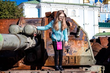 Ukrayna, Kyiv 'deki Mykhailivska Meydanı' ndaki imha edilmiş Rus askeri teçhizatı sergisinde, 16 Ekim 2022 Ukraynalı çocuklar imha edilmiş Rus askeri teçhizatıyla eğleniyorlar, bunu bir oyun grubu olarak kullanıyorlar.