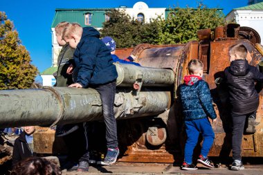 Ukraynalı çocuklar imha edilmiş Rus askeri teçhizatıyla eğleniyorlar, burayı oyun alanı olarak kullanıyorlar. Yok edilen Rus askeri teçhizat sergisi açık hava sergisi..