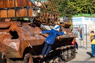 Ukrayna, Kyiv 'deki Mykhailivska Meydanı' ndaki imha edilmiş Rus askeri teçhizatı sergisinde, 16 Ekim 2022 Ukraynalı çocuklar imha edilmiş Rus askeri teçhizatıyla eğleniyorlar, burayı oyun alanı olarak kullanıyorlar.. 