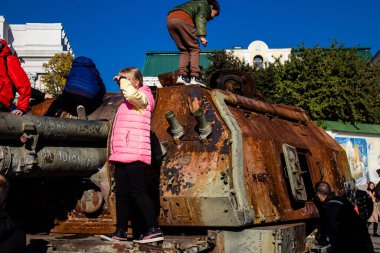 Ukrayna, Kyiv 'deki Mykhailivska Meydanı' ndaki imha edilmiş Rus askeri teçhizatı sergisinde, 16 Ekim 2022 Ukraynalı çocuklar imha edilmiş Rus askeri teçhizatıyla eğleniyorlar, burayı oyun alanı olarak kullanıyorlar.. 