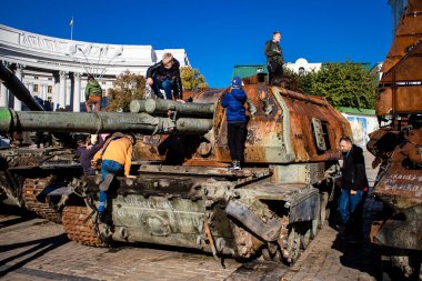 Ukrayna, Kyiv 'deki Mykhailivska Meydanı' ndaki imha edilmiş Rus askeri teçhizatı sergisinde, 16 Ekim 2022 Ukraynalı çocuklar imha edilmiş Rus askeri teçhizatıyla eğleniyorlar, burayı oyun alanı olarak kullanıyorlar.. 