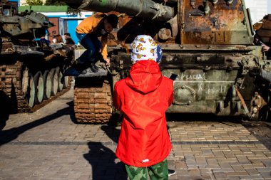 Ukrayna, Kyiv 'deki Mykhailivska Meydanı' ndaki imha edilmiş Rus askeri teçhizatı sergisinde, 16 Ekim 2022 Ukraynalı çocuklar imha edilmiş Rus askeri teçhizatıyla eğleniyorlar, burayı oyun alanı olarak kullanıyorlar.. 