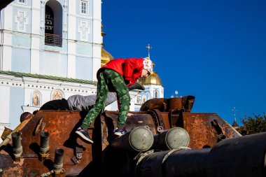 Ukrayna, Kyiv 'deki Mykhailivska Meydanı' ndaki imha edilmiş Rus askeri teçhizatı sergisinde, 16 Ekim 2022 Ukraynalı çocuklar imha edilmiş Rus askeri teçhizatıyla eğleniyorlar, burayı oyun alanı olarak kullanıyorlar.. 