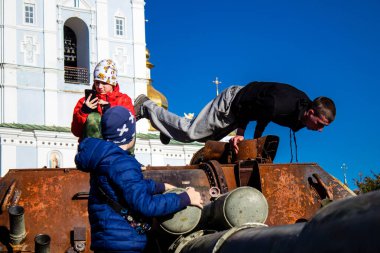 Ukrayna, Kyiv 'deki Mykhailivska Meydanı' ndaki imha edilmiş Rus askeri teçhizatı sergisinde, 16 Ekim 2022 Ukraynalı çocuklar imha edilmiş Rus askeri teçhizatıyla eğleniyorlar, burayı oyun alanı olarak kullanıyorlar.. 