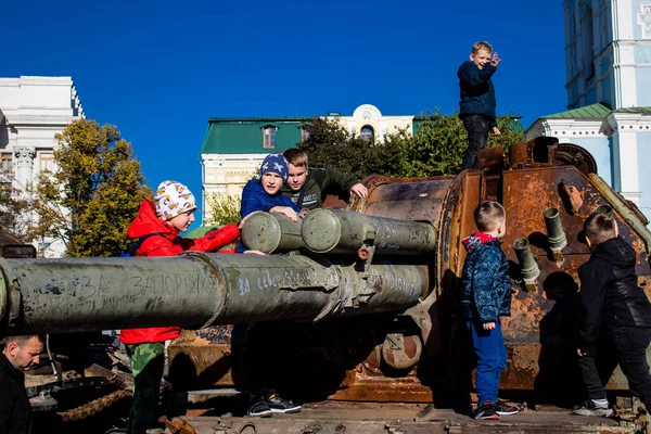 Zniszczona Rosyjska Wystawa Sprzętu Wojskowego Placu Mychajliwskiej Kijowie Ukrainie Października — Zdjęcie stockowe