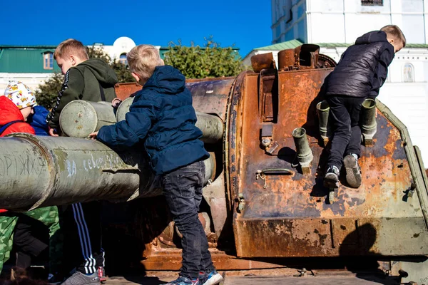 Ukrayna, Kyiv 'deki Mykhailivska Meydanı' ndaki imha edilmiş Rus askeri teçhizatı sergisinde, 16 Ekim 2022 Ukraynalı çocuklar imha edilmiş Rus askeri teçhizatıyla eğleniyorlar, burayı oyun alanı olarak kullanıyorlar.. 