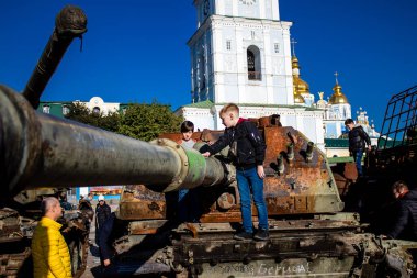 Ukrayna, Kyiv 'deki Mykhailivska Meydanı' ndaki imha edilmiş Rus askeri teçhizatı sergisinde, 16 Ekim 2022 Ukraynalı çocuklar imha edilmiş Rus askeri teçhizatıyla eğleniyorlar, burayı oyun alanı olarak kullanıyorlar.. 