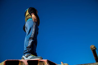 Ukrayna, Kyiv 'deki Mykhailivska Meydanı' ndaki imha edilmiş Rus askeri teçhizatı sergisinde, 16 Ekim 2022 Ukraynalı çocuklar imha edilmiş Rus askeri teçhizatıyla eğleniyorlar, burayı oyun alanı olarak kullanıyorlar.. 