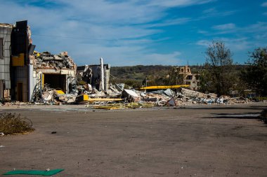 Bakhmut şehri cephe hattında, bir haftadır yoğun bombardıman altında, binalar ağır darbe aldı ve şehirde kalan sakinler ellerinden geldiğince saklanıyorlar.
