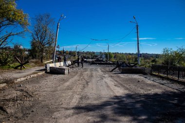 Bakhmut şehri cephe hattında, bir haftadır yoğun bombardıman altında, binalar ağır darbe aldı ve şehirde kalan sakinler ellerinden geldiğince saklanıyorlar.