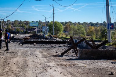 Bakhmut şehri cephe hattında, bir haftadır yoğun bombardıman altında, binalar ağır darbe aldı ve şehirde kalan sakinler ellerinden geldiğince saklanıyorlar.