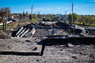 Bakhmut şehri cephe hattında, bir haftadır yoğun bombardıman altında, binalar ağır darbe aldı ve şehirde kalan sakinler ellerinden geldiğince saklanıyorlar.